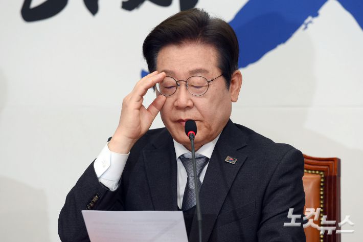 더불어민주당 이재명 대표가 4일 서울 여의도 국회에서 헌법재판소의 윤석열 대통령 파면 선고에 대한 입장을 밝히며 안경을 만지고 있다. 윤창원 기자