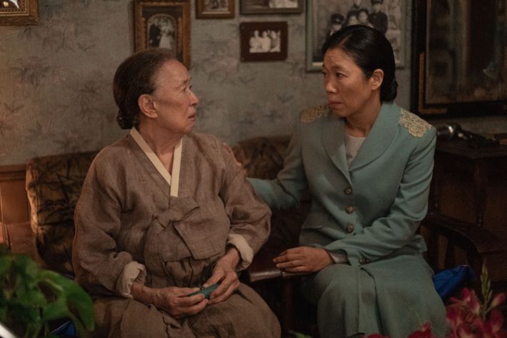 가수 겸 배우 아이유는 기억에 남는 장면으로 오애순의 할머니 김춘옥(나문희)이 세상을 떠나는 순간을 꼽았다. 그는 "돌아가실 때 '소풍이었지 내 자식들 다 만나고 가는 기가 막힌 소풍이었지' 대사와 함께 정미조 선생님의 귀로가 나오는데 많이 울었다"며 "또 관식이 병실에서 인사를 했을 때도 다시 봐도 너무 슬프더라"고 말했다. 넷플릭스 제공