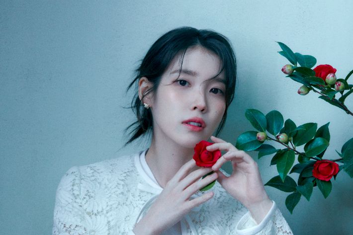 가수 겸 배우 아이유는 가족 반응에 대해 "어머니가 평소 되게 상세하게 피드백을 주는데 이번 작품 만큼은 없었다. 시청자로서 즐기고 있더라 벌써 4번을 봤다고 한다"며 "저는 애순과 닮았다고 하는데 아빠는 금명과 닮았다고 하더라. 둘이 또 닮은 구석이 있으니 그냥 받아들이기로 했다"고 웃었다. 넷플릭스 제공