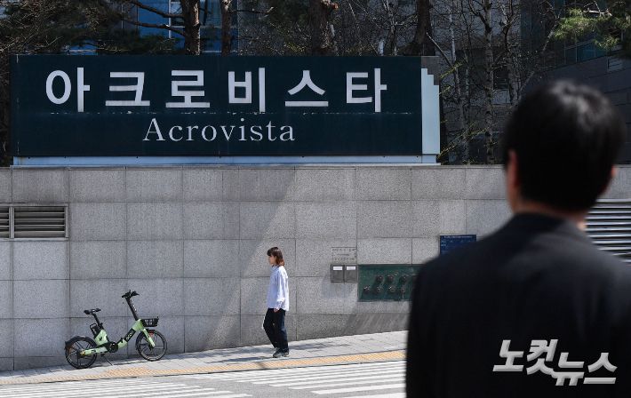 대통령직을 상실하면서 관저를 떠나 사저로 거처를 옮기게 되는 윤석열 전 대통령은 이번 주 중후반쯤에는 사저가 있는 서초동 아크로비스타로 퇴거할 것으로 예상되고 있다. 사진은 윤 전 대통령 파면 나흘째인 7일 서울 서초구 아크로비스타의 모습. 류영주 기자