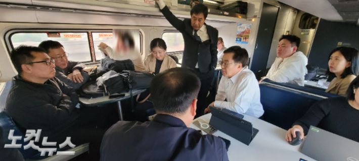 지난해 미국 출장 당시 워싱턴에서 뉴욕으로 향하는 기차에서 기자들과 대화하고 있는 김 지사. 박창주 기자