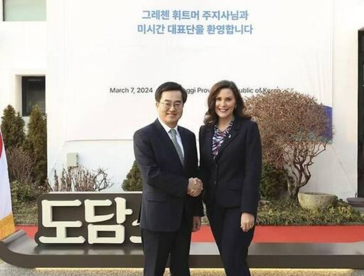 지난해 3월 경기 수원시의 옛 도지사 공관 '도담소'에서 김동연 지사(왼쪽)와 그레첸 휘트머 미국 미시간주 주지사가 악수하고 있다. 경기도 제공