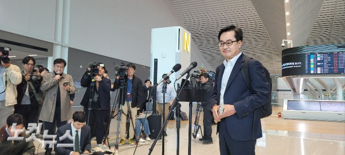 기자들 질문을 받고 있는 김동연 지사 모습. 박창주 기자