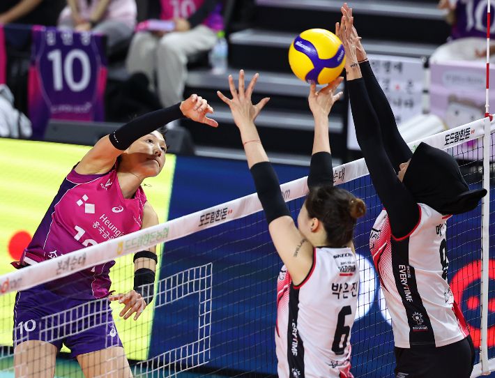 8일 인천 삼산월드체육관에서 열린 프로배구 V리그 여자부 챔피언결정전 흥국생명과 정관장의 5차전. 흥국생명 김연경이 공격을 성공시키고 있다. 연합뉴스