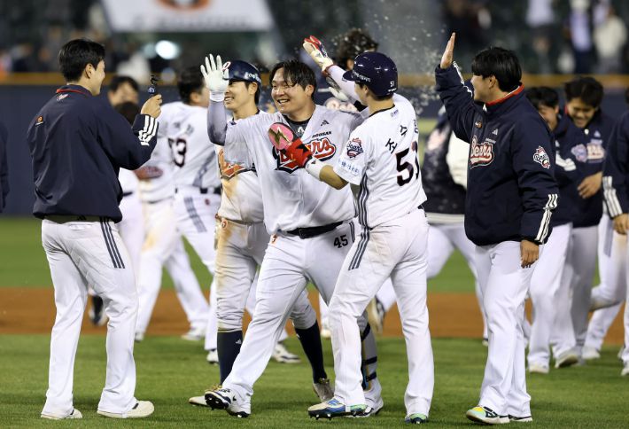 두산 김기연이 8일 한화와 홈 경기에서 연장 11회말 끝내기 안타를 친 뒤 동료들의 축하를 받고 있다. 두산