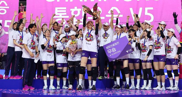 8일 인천 삼산월드체육관에서 열린 프로배구 V리그 여자부 챔피언결정전 흥국생명과 정관장의 5차전에서 승리하며 통합 우승을 차지한 흥국생명 김연경이 트로피를 들고 기뻐하고 있다. 연합뉴스