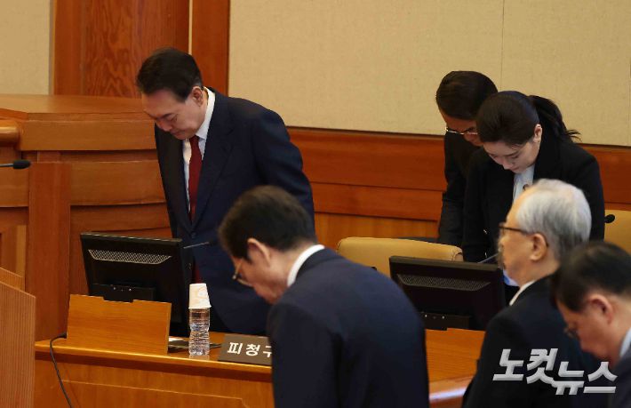 윤석열 대통령이 헌법재판관들을 향해 인사하고 있다. 사진공동취재단