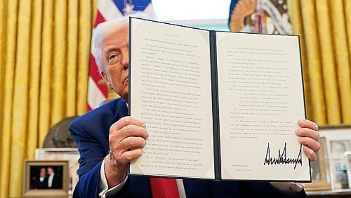 서명한 행정명령서 보여주는 트럼프 미국 대통령. 연합뉴스