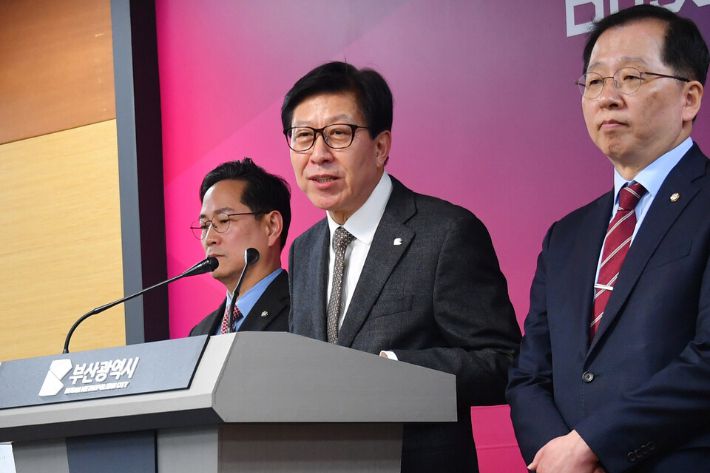 박형준 시장이 지난달 21일 박수영(남구, 사진 왼쪽)의원, 조승환(중·영도구) 의원과 부산항선을 발표하고 있는 모습. 부산시 제공