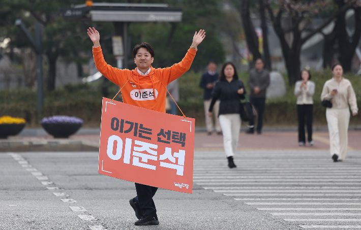 이준석 대선 예비후보, 대구 찾아 출근길 인사     (대구=연합뉴스) 윤관식 기자 = 개혁신당 이준석 대선 예비후보가 9일 대구 수성구 범어네거리에서 시민들에게 인사를 하고 있다. 2025.4.9     psik@yna.co.kr (끝)   <저작권자(c) 연합뉴스, 무단 전재-재배포, AI 학습 및 활용 금지> 연합뉴스