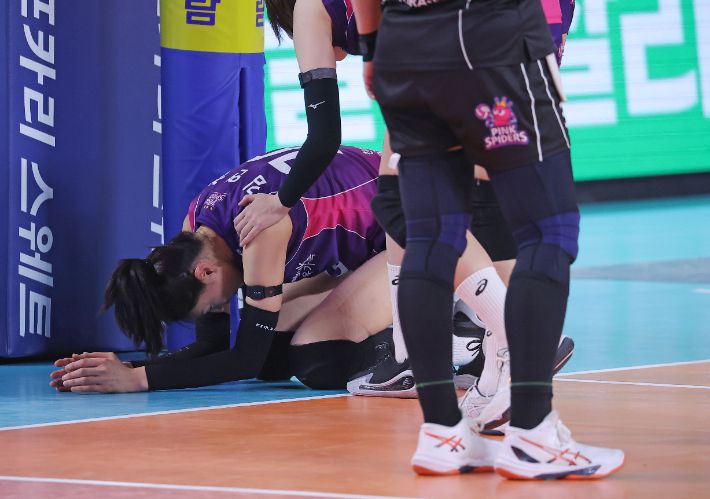6일 대전 충무실내체육관에서 열린 2024-2025 V리그 여자프로배구 챔피언결정전 4차전 정관장 레드스파크스와 흥국생명 핑크스파이더스의 경기. 흥국생명 김연경이 공격에 실패한 뒤 고개를 숙이고 있다. 연합뉴스