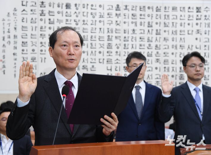 이완규 법제처장이 14일 오전 국회 법제사법위원회 법제처 등에 대한 국정감사에 출석해 증인선서를 하고 있다. 황진환 기자