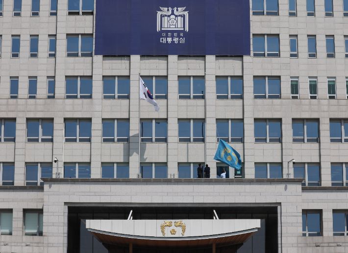 봉황기 내리는 대통령실     (서울=연합뉴스) 한상균 기자 = 헌법재판소가 윤석열 대통령 파면을 선고한 4일 서울 용산구 대통령실에서 관계자들이 봉황기를 내리고 있다. 2025.4.4 [대통령실통신사진기자단]     xyz@yna.co.kr (끝)   <저작권자(c) 연합뉴스, 무단 전재-재배포, AI 학습 및 활용 금지> 연합뉴스