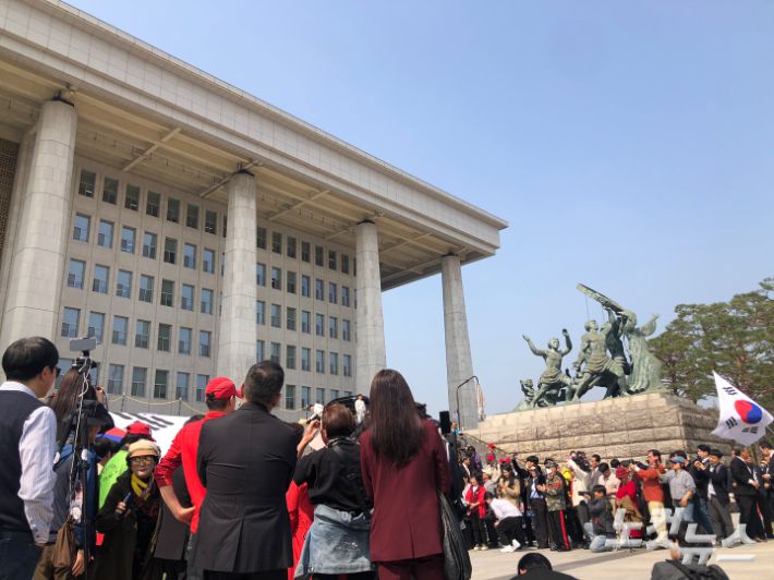 11일 오후 국민의힘 나경원 의원이 대선 출마를 선언한 국회 본관 앞 계단에 나 의원의 지지자들이 몰려 있다. 직접 태극기를 들고 온 지지자도 눈에 띄었다. 이은지 기자