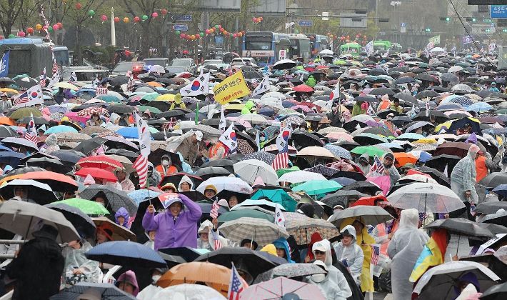 전광훈 목사가 주축인 대한민국바로세우기운동본부(대국본)는 12일 오후 서울 종로구 동화면세점 일대에서 '광화문 국민 대회'를 열었다. 연합뉴스
