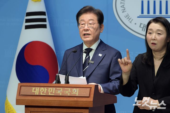 제21대 대통령선거 출마를 선언한 더불어민주당 이재명 전 대표가 11일 서울 여의도 국회 소통관에서 비전 선포 기자회견을 하고 있다. 윤창원 기자