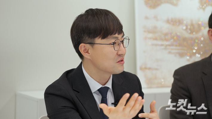 황영민 변호사가 10일 서울 서초구 법무법인 새록 사무실에서 CBS노컷뉴스와 인터뷰하고 있다.