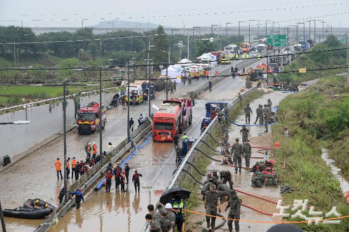 미호천 제방 유실로 침수된 충북 청주시 오송읍 궁평2지하차도에서 군 장병들의 배수 작업과 동시에 119 구조대원들이 버스 인양 뒤 실종자 수색을 이어가고 있다. 오송=박종민 기자