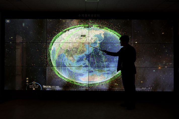 한국수자원공사(K-water) 수자원위성센터 상황실 한쪽 벽을 가득 채운 대형 관측 스크린엔 지구 주변을 돌고 있는 각 위성이 점으로 표시돼 있다. 초록색 점이 현재 기능하는 위성이며, 빨간색 점은 '죽은' 위성, 회색 점은 미션을 마치고 '우주 쓰레기'로 떠도는 위성을 의미한다. 환경부 공동 취재단