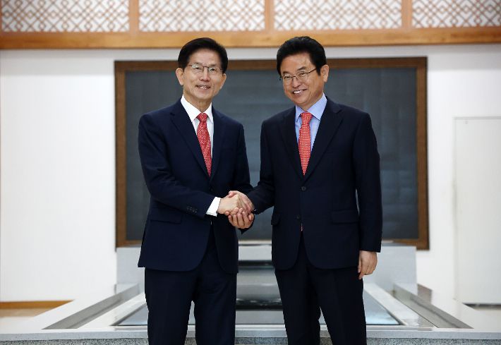 제21대 대통령 선거 출마를 선언한 김문수 전 고용노동부 장관(왼쪽)과 이철우 경북지사가 15일 서울 박정희기념관에서 진행된 회동에서 손을 잡고 있다. 연합뉴스
