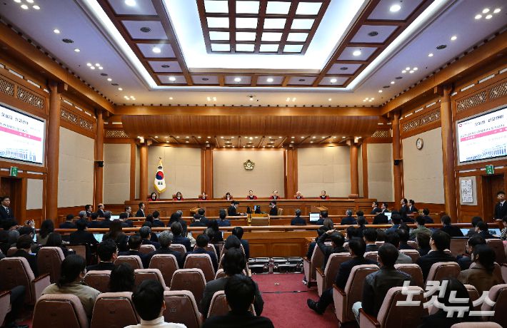 문형배 헌법재판소장 직무대행이 4일 오전 서울 종로구 헌법재판소 대심판정에서 윤석열 대통령 탄핵심판 선고를 하고 있다. 사진공동취재단