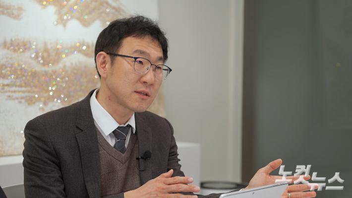 전형호 변호사가 10일 서울 서초구 법무법인 새록 사무실에서 CBS노컷뉴스와 인터뷰하고 있다.