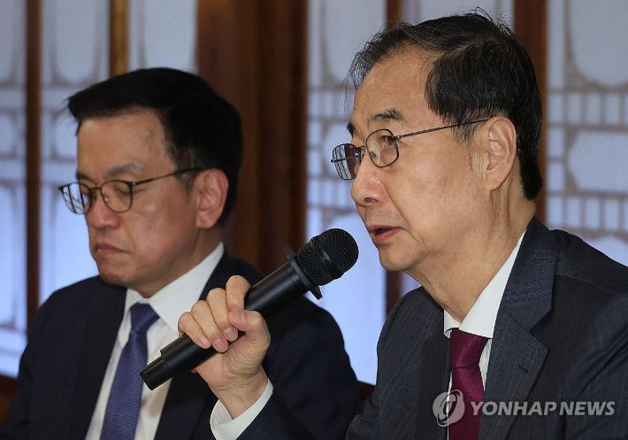 (서울=연합뉴스) 한상균 기자 = 한덕수 대통령 권한대행 국무총리가 14일 서울 공관에서 경제안보전략 TF 회의를 하고 있다. 왼쪽은 최상목 부총리 겸 기획재정부 장관. 2025.4.14 xyz@yna.co.kr 연합뉴스