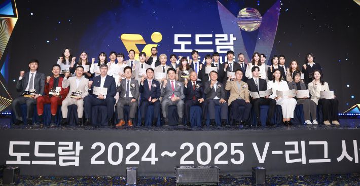 14일 서울 서대문구 스위스그랜드호텔에서 열린 프로배구 도드람 2024-2025 V리그 시상식에서 수상자들이 기념 촬영하고 있다. 연합뉴스