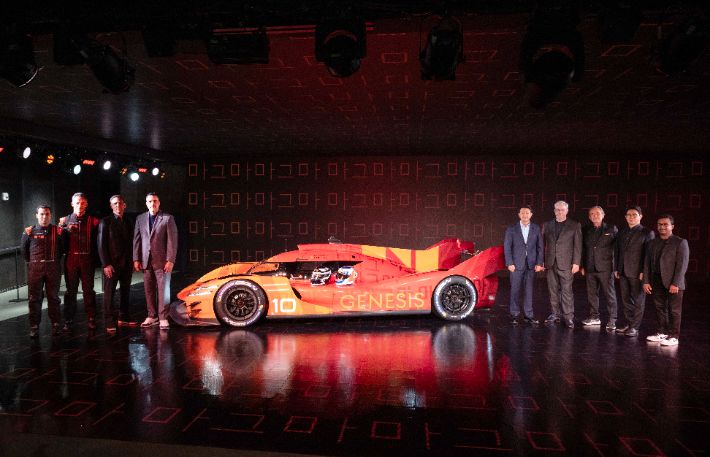(왼쪽부터) 피포 데라니 제네시스 마그마 레이싱 드라이버, 안드레 로테러 제네시스 마그마 레이싱 드라이버, 시릴 아비테불 현대모터스포츠 법인장 겸 제네시스 마그마 레이싱 총감독, 랜디 파커 현대차 북미권역본부 CEO(최고경영자), 호세 무뇨스 현대차 대표이사 사장, 루크 동커볼케 현대차그룹 CDO(글로벌디자인본부장) 겸 CCO(최고크리에이티브책임자) 사장, 재키 익스 제네시스 브랜드 파트너, 송민규 제네시스사업본부장 부사장, 테드 멘지스테 제네시스 북미법인 COO(최고운영책임자)가 15일(화, 현지시간) '제네시스 하우스 뉴욕'에서 공개된 'GMR-001 하이퍼카 실차 디자인 모델' 앞에서 사진 촬영을 하고 있다. 제네시스 제공