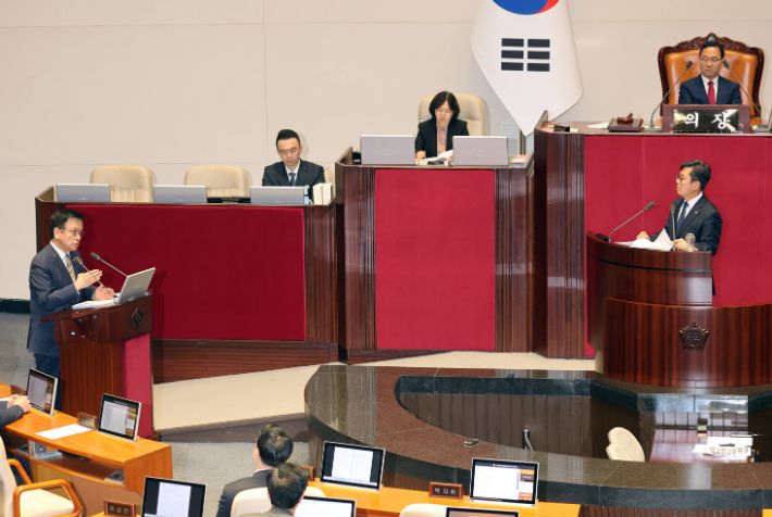 15일 경제 분야 대정부질문이 진행된 국회 본회의에서 최상목 부총리 겸 기획재정부 장관이 더불어민주당 안도걸 의원의 질문에 답하고 있다. 연합뉴스