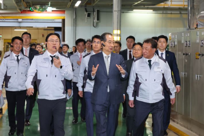 한덕수 권한대행, 기아 공장 방문     (광주=연합뉴스) 한상균 기자 = 한덕수 대통령 권한대행 국무총리가 15일 기아 오토랜드 광주공장을 방문하고 있다. 오른쪽은 최준영 기아 사장. 2025.4.15 [국무총리실 제공. 재판매 및 DB 금지]     xyz@yna.co.kr (끝)   <저작권자(c) 연합뉴스, 무단 전재-재배포, AI 학습 및 활용 금지> 연합뉴스
