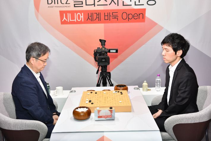 제1회 블리츠자산운용 시니어 세계바둑 오픈 결승전에서 대국 중인 이창호 9단(사진 오른쪽)과 유창혁 9단. 한국기원 제공