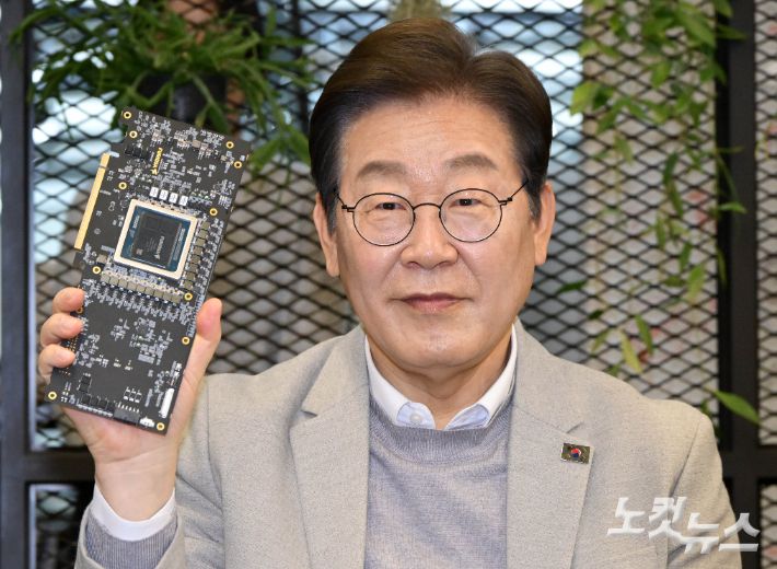 이재명 더불어민주당 대선 예비후보가 14일 서울 강남구 퓨리오사AI에서 퓨리오사AI NPU칩을 들어보이고 있다. 국회사진취재단