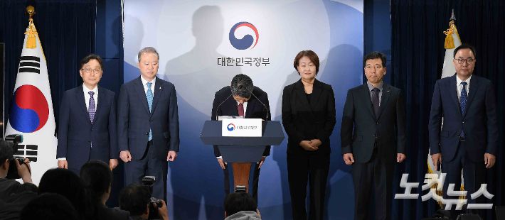 이주호 부총리 겸 교육부 장관이 17일 서울 종로구 정부서울청사에서 2026학년도 의대 모집인원 조정 방향 관련 브리핑을 하고 있다. 박종민 기자