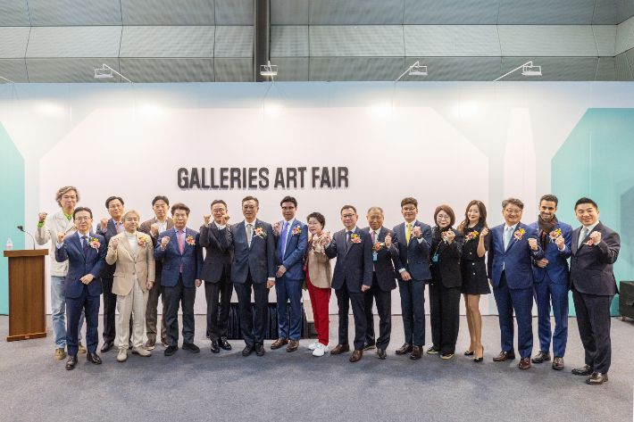 (왼쪽부터) 김병수 한국미술평론가협회 회장, 민병선 수원컨벤션센터 이사장, 김장호 예술경영지원센터 대표, 황인규 CNCITY에너지 회장, 김동원 윤당아트홀 대표이사, 윤종원 전 청와대 경제수석, 전광춘 리딩투자증권 부사장, 이성훈 한국화랑협회 회장, 이정우 문화체육관광부 문화예술정책실장, 이화익 전임 화랑협회 회장, 조상현 코엑스 대표이사, 황달성 전임 화랑협회 회장, 박진영 KB금융그룹 상무, 표미선 전임회장, 김희선 아트워커, 김창규 인천국제공항공사 운영본부장, Pierre Morcos 주한 프랑스 문화원 문화원장, 정용석 국립박물관문화재단 사장 등이 16일 열린 2025 화랑미술제 개막식에 참여해 포즈를 취하고 있다. 화랑미술제 제공