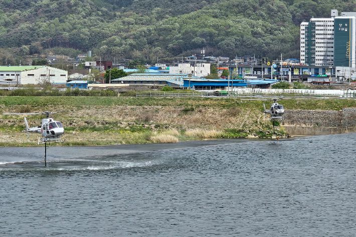 경북 경주시 안강읍 산에서 불이 나 헬기가 진화작업을 위해 물을 담고 있는 모습. 연합뉴스