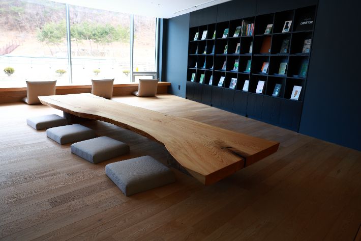 울진금강송숲 지관서가 내부 모습. 울진군 제공