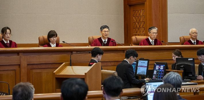 문형배 헌법재판소장 권한대행(가운데)이 4일 서울 종로구 헌법재판소 대심판정에서 윤석열 대통령 탄핵심판 인용 결정문을 낭독하고 있다. 연합뉴스