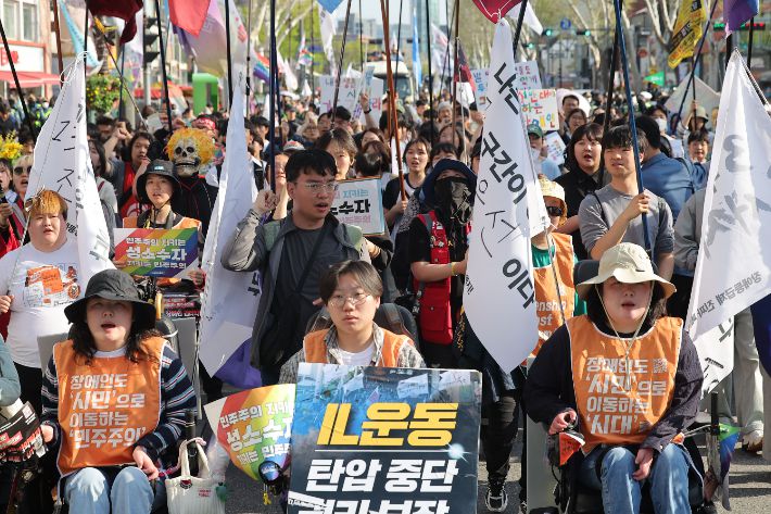 장애인의 날, 대학로 행진하는 전장연. 연합뉴스