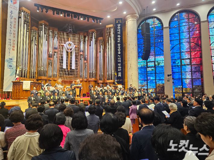 2025 한국교회 부활절연합예배를 함께 준비한 72개 교단장들이 나와 부활절 예배 선언문을 발표하고 있다. 송주열 기자