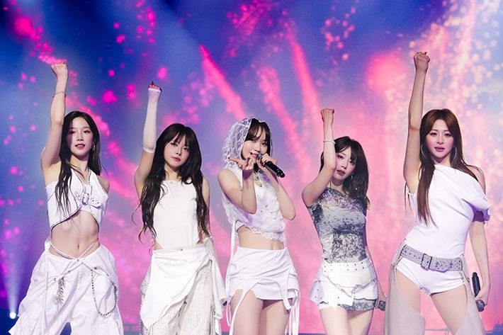 19~20일 이틀 동안 인천 영종도 인스파이어 아레나에서 첫 월드 투어 '이지 크레이지 핫'을 연 르세라핌. 쏘스뮤직 제공