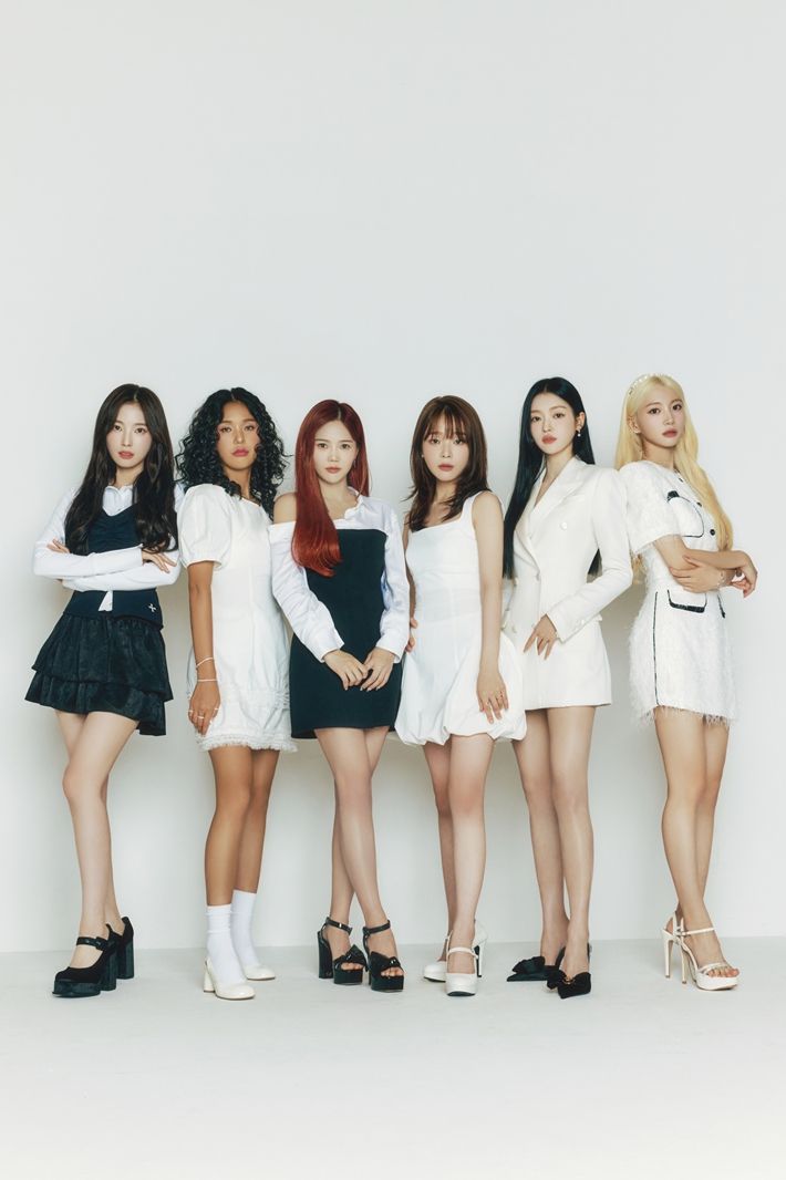 오마이걸은 19~20일 이틀 동안 서울 송파구 올림픽공원 올림픽홀에서 10주년 기념 콘서트 '밀키 웨이'를 연다. WM엔터테인먼트 제공