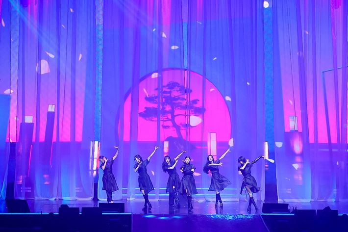 오마이걸은 2019년 방송한 엠넷 경연 프로그램 '퀸덤'에서 공개한 '데스티니' 등 총 3곡 무대를 선보였다. RBW, WM엔터테인먼트 제공