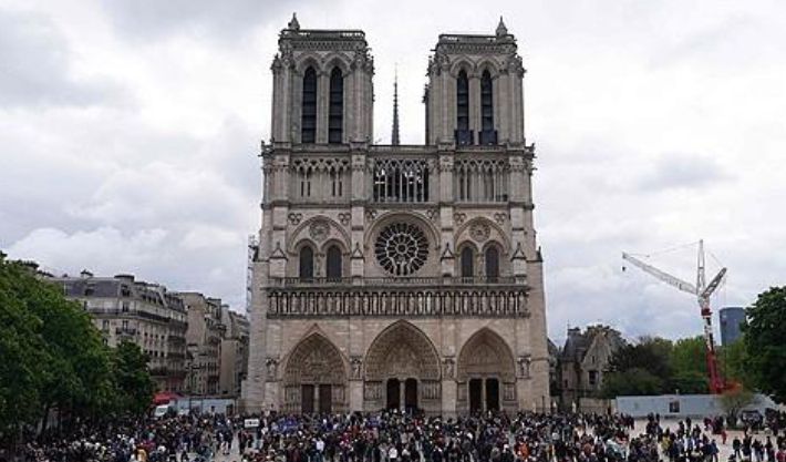 프란치스코 교황의 선종 소식이 알려진 21일(현지시간) 프랑스 파리 노트르담 대성당 앞에 사람들이 모여들고 있다. 연합뉴스