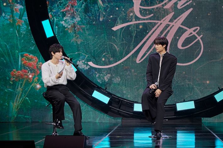 엑소 수호는 이날 쇼케이스 MC로 활약했다. 왼쪽부터 수호, 카이. SM엔터테인먼트 제공