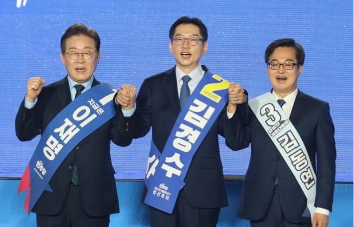 더불어민주당 대선 경선 후보들이 20일 울산시 울주군 울산전시컨벤션센터에서 열린 '제21대 대통령선거 후보자 선출을 위한 영남권 합동연설회'에서 당원들에게 인사하고 있다. 연합뉴스