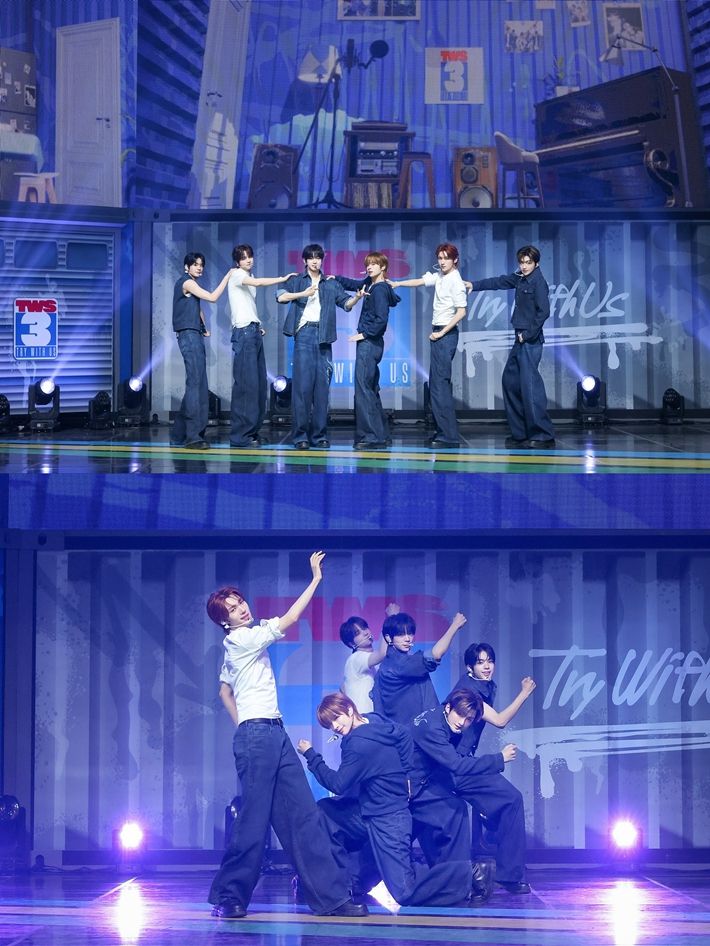 투어스가 신곡 '마음 따라 뛰는 건 멋지지 않아?' 무대를 하는 모습. 플레디스 엔터테인먼트 제공