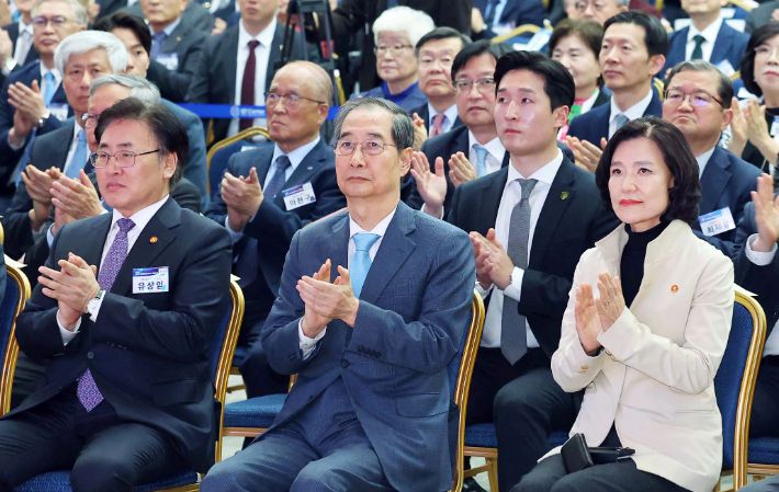 한덕수 대통령 권한대행 국무총리가 21일 서울 강남구 한국과학기술회관에서 열린 '2025년 과학·정보통신의 날 기념식'에서 박수치고 있다. 연합뉴스