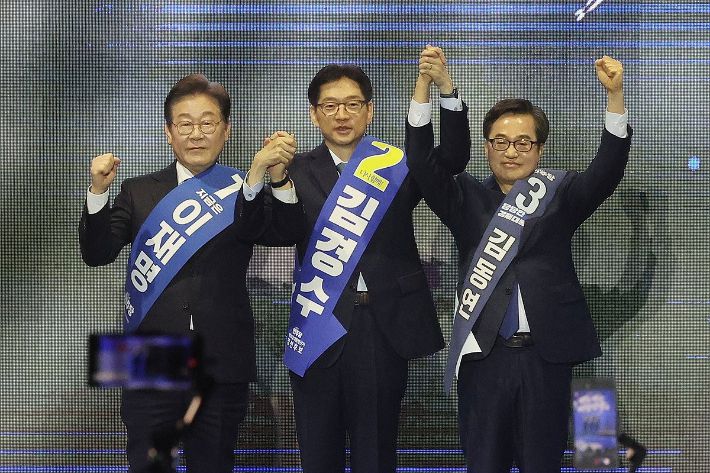더불어민주당 대선 경선 후보들이 지난 20일 울산시 울주군 울산전시컨벤션센터에서 열린 '제21대 대통령선거 후보자 선출을 위한 영남권 합동연설회'에서 당원들에게 인사하고 있다. 연합뉴스