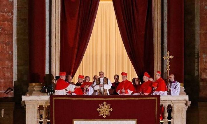 2013년 3월13일 당시 콘클라베에서 신임 교황으로 선출된 프란치스코 교황이 바티칸 성 베드로 성당 발코니에 모습을 드러내고 있다. 로이터-연합뉴스